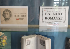 Witryna z ekspozycją "Ballad i romansów" Adama Mickiewicza.